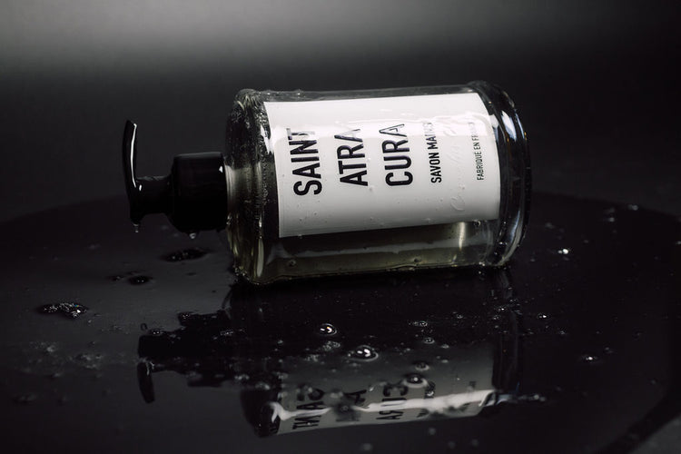 Luxury high quality hand soap by Saint Atra Cura. Savon Main (375ml) - Cannabis Laurier. Fragrance Notes: Laurel, Thyme, Rosemary
Cannabis, Violet
Cedarwood, Patchouli
Made in France. olive oil, aloe vera, paraben-free. Skincare