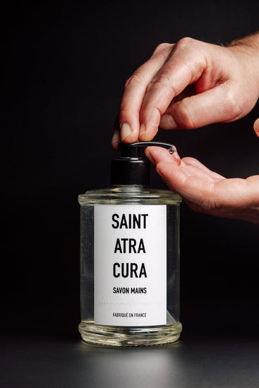 Luxury high quality hand soap by Saint Atra Cura. Hand Soap (375ml) - Bergamote Cypres
Enriched with olive oil and infused with aloe vera, ensuring an indulgent, gentle cleanse.
Thoughtfully formulated, skin-kind and paraben-free
Top Notes: Bergamot, Nutmeg
Middle Notes: Cypress Cashmeran
Base Notes: Cedarwood, Vetiver, Leather
