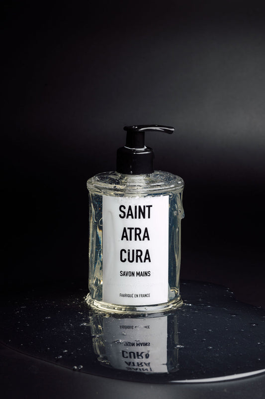 Luxury high quality hand soap by Saint Atra Cura. Hand Soap (375ml) - Bergamote Cypres
Enriched with olive oil and infused with aloe vera, ensuring an indulgent, gentle cleanse.
Thoughtfully formulated, skin-kind and paraben-free
Top Notes: Bergamot, Nutmeg
Middle Notes: Cypress Cashmeran
Base Notes: Cedarwood, Vetiver, Leather