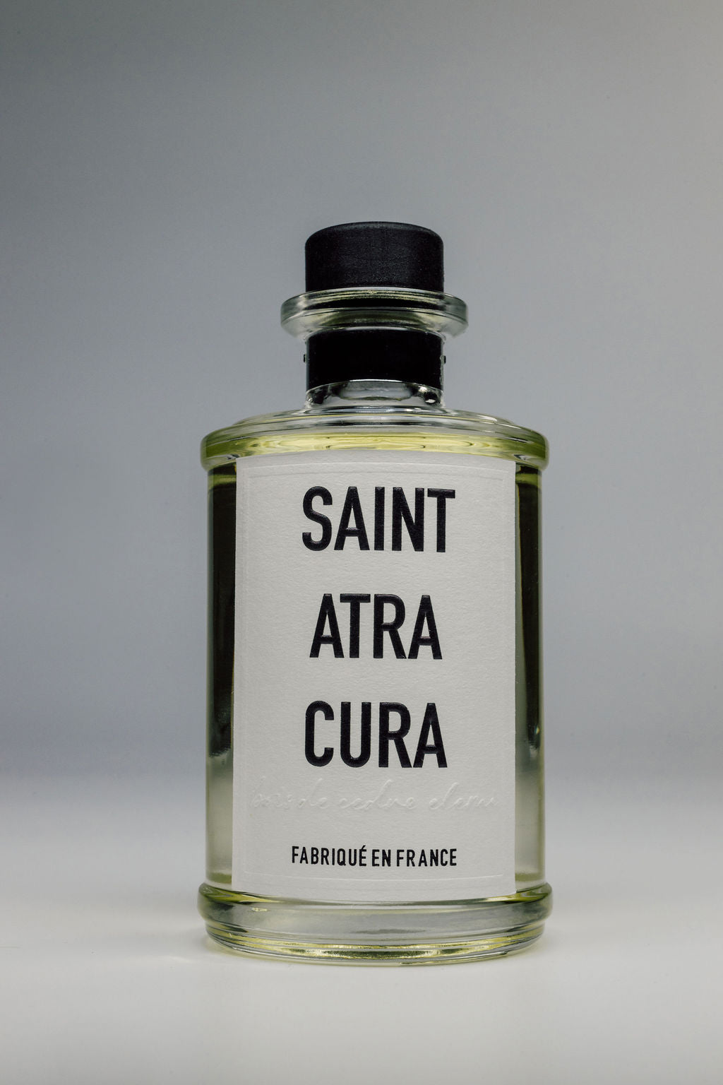 Small Diffuser - Cedarwood Elemi (250ml) Glass. Luxury Diffuser by Saint Atra Cura. Reed Diffuser. Home Decor. Scent. Fragrance. Luxury packaging, gifting, beautiful presentation. 

Top Notes: Cinnamon, Elemi, Cloves
Middle Notes: Cedarwood, Sandalwood, Cashmeran
Base Notes: Benjoin Sumatra, Clary Sage, Tonka Bean