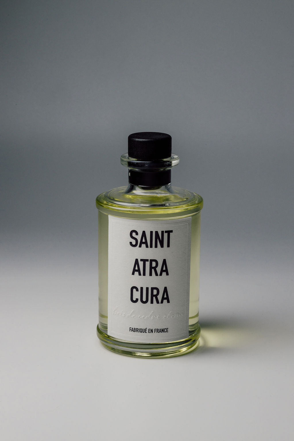 Small Diffuser - Cedarwood Elemi (250ml) Glass. Luxury Diffuser by Saint Atra Cura. Reed Diffuser. Home Decor. Scent. Fragrance. Luxury packaging, gifting, beautiful presentation. 

Top Notes: Cinnamon, Elemi, Cloves
Middle Notes: Cedarwood, Sandalwood, Cashmeran
Base Notes: Benjoin Sumatra, Clary Sage, Tonka Bean