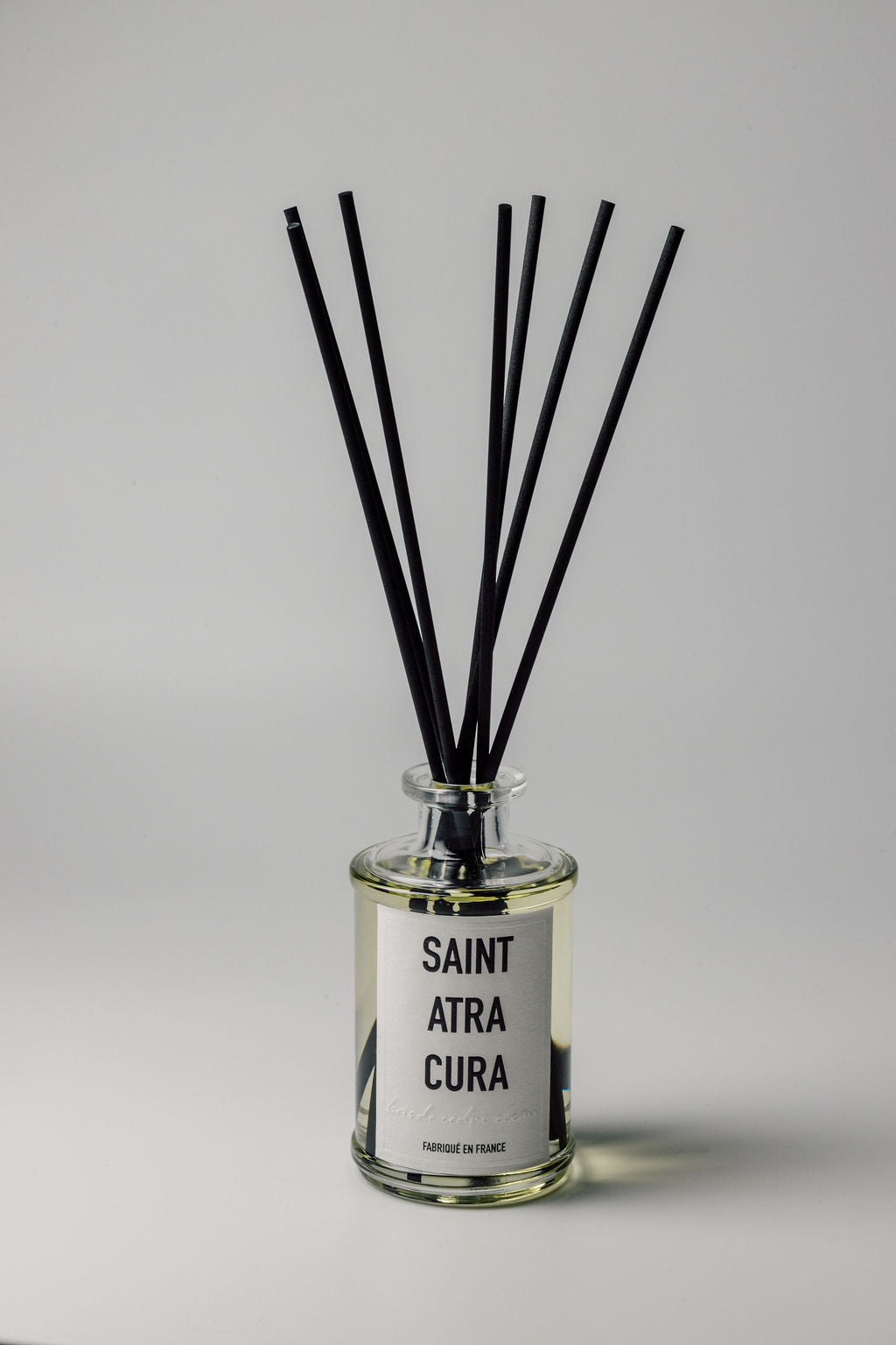 Small Diffuser - Cedarwood Elemi (250ml) Glass. Luxury Diffuser by Saint Atra Cura. Reed Diffuser. Home Decor. Scent. Fragrance. Luxury packaging, gifting, beautiful presentation. 

Top Notes: Cinnamon, Elemi, Cloves
Middle Notes: Cedarwood, Sandalwood, Cashmeran
Base Notes: Benjoin Sumatra, Clary Sage, Tonka Bean