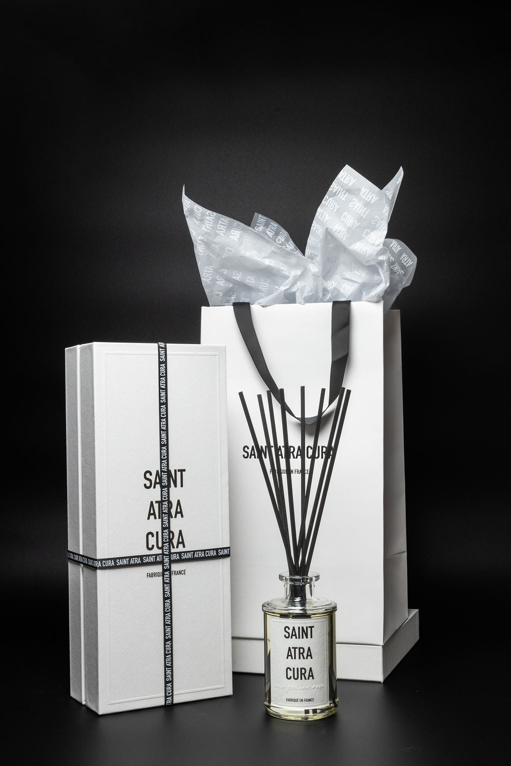 Small Diffuser - Leather Pink Pepper (250ml) Glass. Luxury Diffuser by Saint Atra Cura. Gift box, luxury packaging, beautiful presentation. Reed Diffuser. Home Decor

Fragrance Notes: Pink Peppercorns, Cistus, Leather, Iris, Benzoin, Sandalwood, Cashmeran, Dry Wood