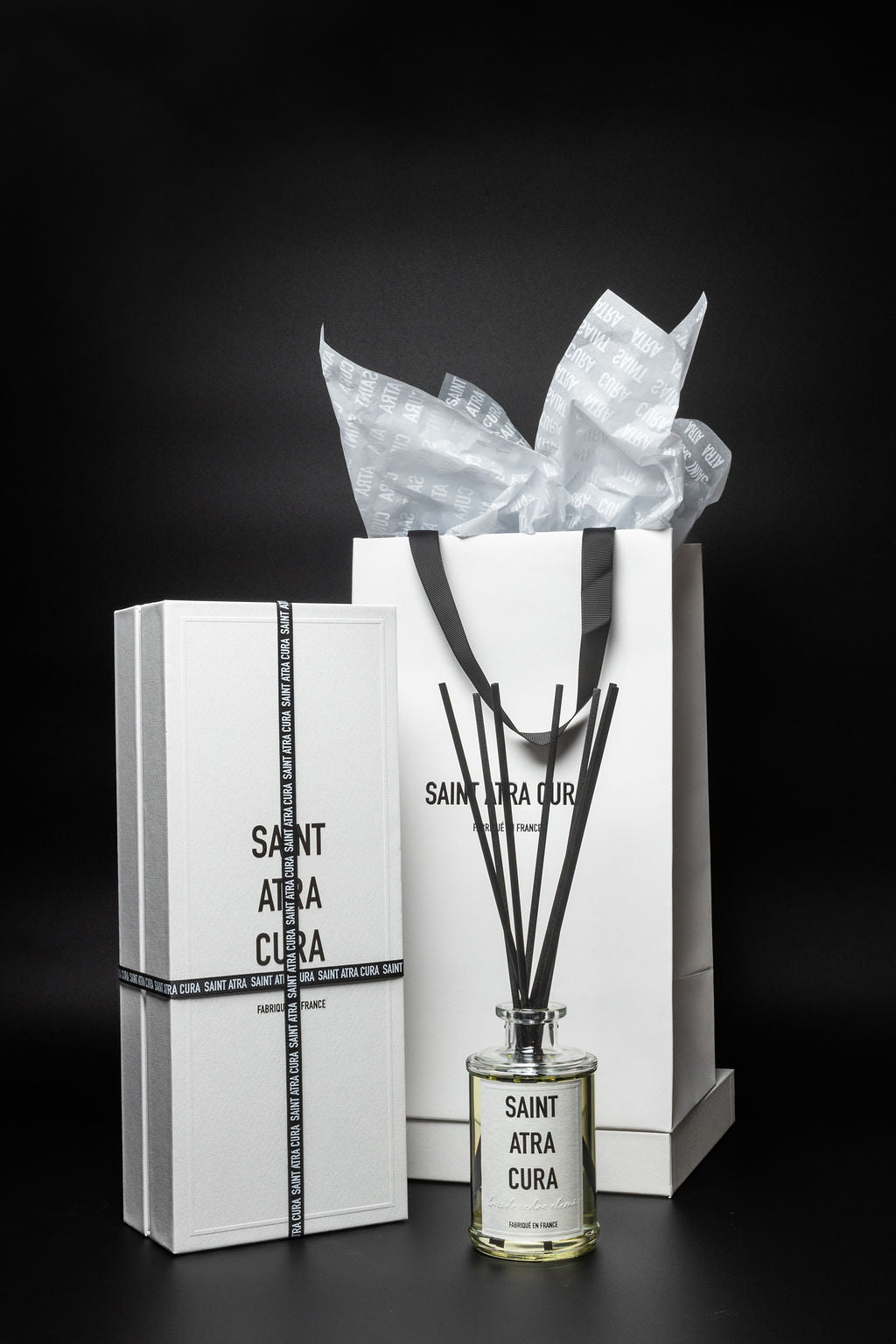 Small Diffuser - Cedarwood Elemi (250ml) Glass. Luxury Diffuser by Saint Atra Cura. Reed Diffuser. Home Decor. Scent. Fragrance. Luxury packaging, gifting, beautiful presentation. 

Top Notes: Cinnamon, Elemi, Cloves
Middle Notes: Cedarwood, Sandalwood, Cashmeran
Base Notes: Benjoin Sumatra, Clary Sage, Tonka Bean